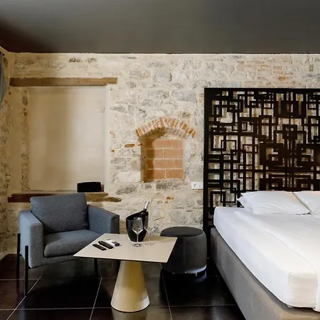Palace Luxury Apartment *